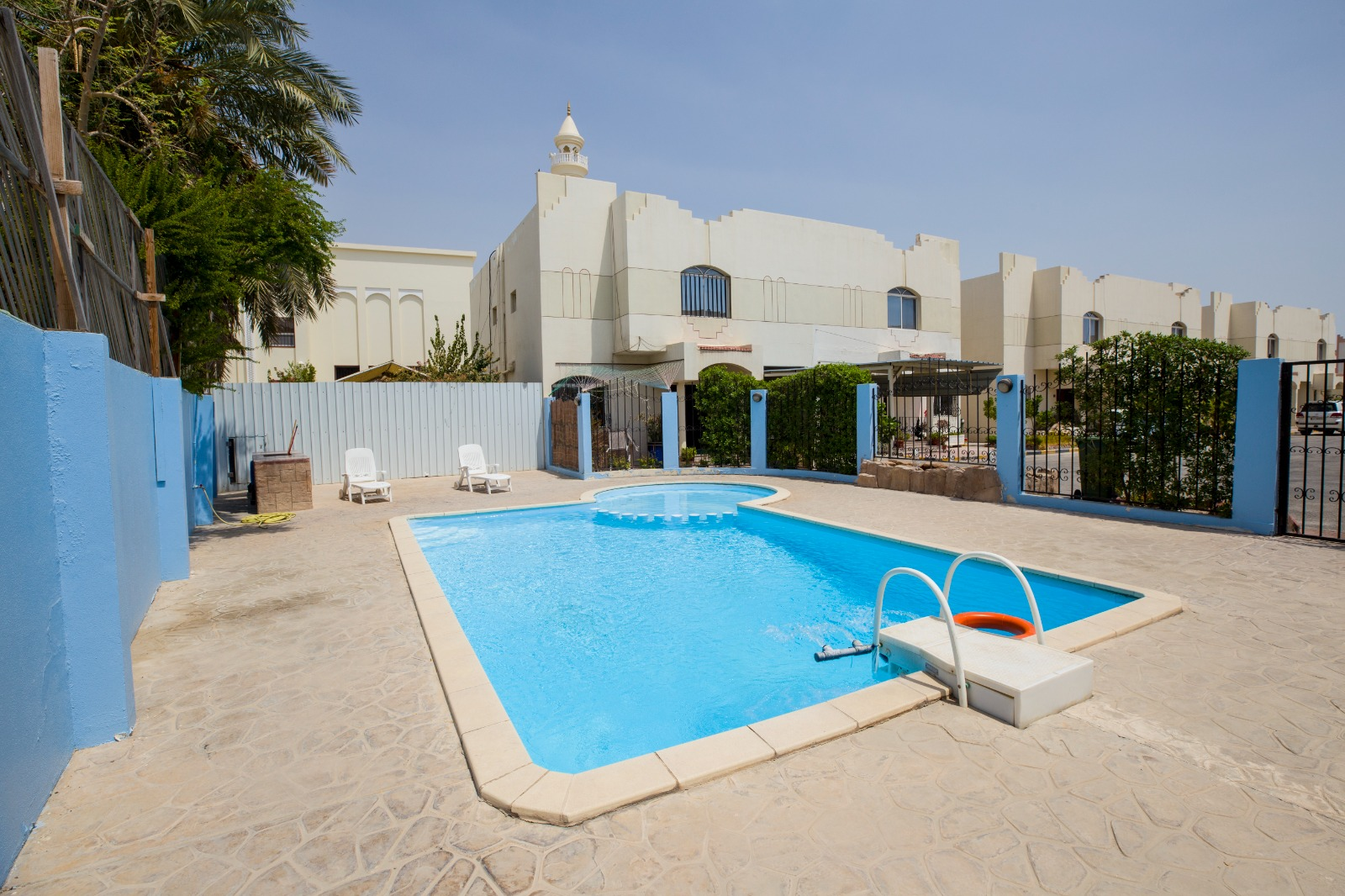 Very Nice compound situated in Old Airport.